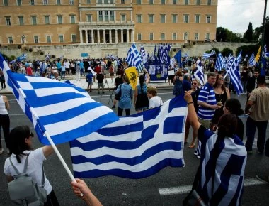 Καταγγελίες διαδηλωτών οτι τα ΜΑΤ τους έριχαν ληγμένα χημικά (φωτο)